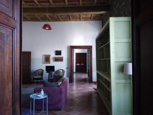 - un salon avec un canapé violet et une table dans l'établissement pietrolafontaine19, à Viterbe