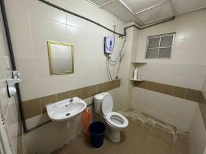 ブリンチャンにあるD'CAMERON MUSLIM HOMESTAYのバスルーム(トイレ、洗面台付)