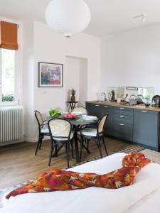 een keuken en eetkamer met een tafel en stoelen bij Villa Crochat in Como