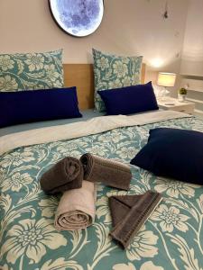a bedroom with two beds with towels on the bed at Tanis Ocean Loft in Martinšćica