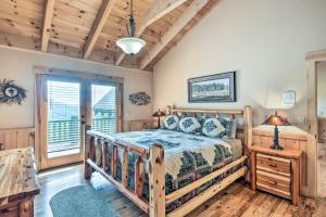 ein Schlafzimmer mit einem Bett und einer Holzdecke in der Unterkunft Expansive Sky Valley Lodge with Mountain Views! in Sky Valley