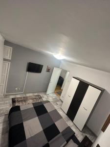 a room with a bed and some doors in it at Apartament Calea Grivitei Podul Grand in Bucharest