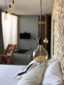 uma garrafa de vidro em cima de uma cama em BAU Tulum em Tulum