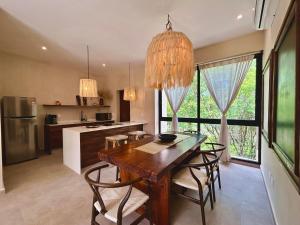 トゥルムにあるTOH Tulum - 2 Bedroom Apartments - Fiber WiFiのキッチン(木製テーブル、いくつかの椅子付)
