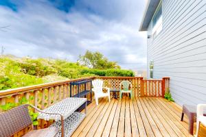 a deck with chairs and a table and chairs at JS Beach House in Lincoln City