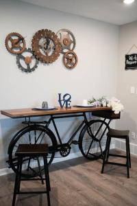 1 Bedroom Stylish Oasis في أوماها: طاولة مع دراجة ومعدات على الحائط