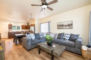 弗拉格斯塔夫Mt. Elden Adventure的客厅里有一张沙发和一张桌子。