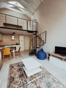 米蘭的住宿－YR Apartments Milan - Bocconi - Fashion Apartment，客厅配有高架床和桌子