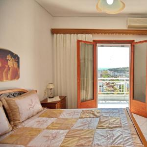 ein Schlafzimmer mit einem großen Bett und einem Balkon in der Unterkunft Magdas house in Alonnisos Altstadt
