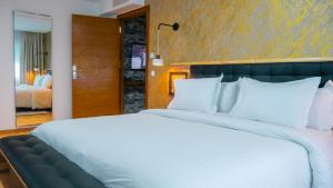 1 dormitorio con 1 cama blanca grande y sofá en MIRANDA HOTEL - Tanger, en Tánger