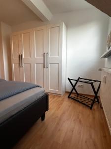 1 dormitorio con cama, puerta y suelo de madera en Modernes Apartment in Stadionnähe, en Gelsenkirchen