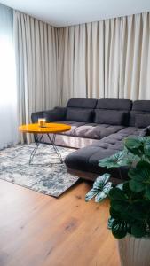 uma sala de estar com um sofá e uma mesa em MIRANDA HOTEL - Tanger em Tânger