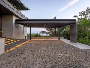 eine offene Garage mit einer Steinzufahrt in der Unterkunft Casa Gaia - New Oceanview Luxury Mansion in Santa Marta