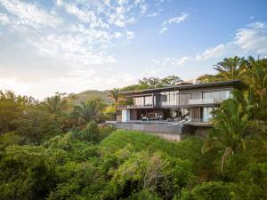 una casa en medio de un bosque en Casa Gaia - New Oceanview Luxury Mansion, en Santa Marta