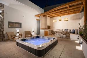 アルハンゲロスにあるLithos Luxury Villaの- リビングルームの中央にあるホットタブ