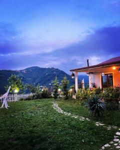 uma casa com uma cerca ao lado de um quintal em Trabzon saklı villa em Akcaabat