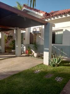 una casa con porche y entrada en PEQUEÑO y ACOGEDOR DEPARTAMENTO CON GARAJE y recibe PEQUEÑOS PELUDITOS, en Santa Cruz de la Sierra