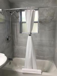 Salle de bains dans l'établissement Cherokee Lodge