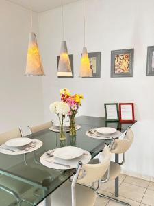 comedor con mesa de cristal y sillas en Departamento de 2 dormitorios, Excelente ubicación en Mendoza