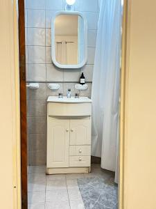 W łazience znajduje się biała umywalka i lustro. w obiekcie Departamento de 2 dormitorios, Excelente ubicación w mieście Mendoza