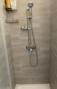 La salle de bains est pourvue d'une douche avec un pommeau de douche. dans l'établissement Nice Stay - La Noue, à Villeneuve-la-Garenne