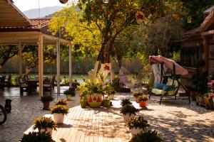 eine Terrasse mit Topfpflanzen und einem Tisch in der Unterkunft Aktaş Butik Hotel in Muğla