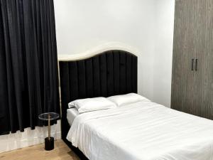 um quarto com uma cama grande e uma cabeceira preta em New High-End Luxury Pet-Friendly Villa em Los Angeles