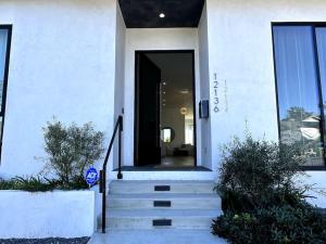 uma casa branca com escadas que levam a uma porta em New High-End Luxury Pet-Friendly Villa em Los Angeles