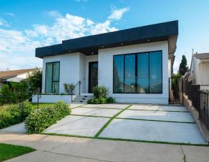 een wit huis met grote glazen ramen bij New High-End Luxury Pet-Friendly Villa in Los Angeles