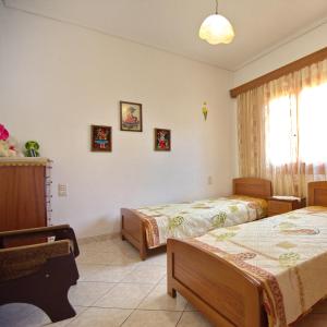 1 Schlafzimmer mit 2 Betten und einem Fenster in der Unterkunft Magdas house in Alonnisos Altstadt