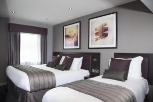 two beds in a hotel room with two beds sidx sidx sidx at EPIC Apart Hotel, Duke Street, Central Liverpool Apartments Near Liverpool ONE in Liverpool