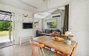 un soggiorno con tavolo e divano di Nice Home In Gilleleje With Wifi a Gilleleje