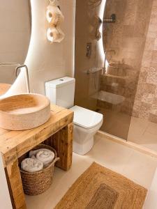 La salle de bains est pourvue de toilettes, d'un lavabo et d'une douche. dans l'établissement Mawa Cottage, à Ulcinj