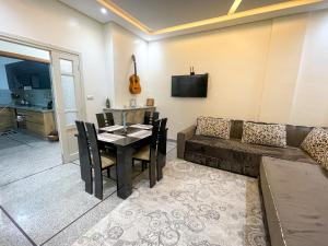 - un salon avec un canapé et une table dans l'établissement Appartement la gare Rabat ville, à Rabat