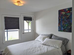 Кровать или кровати в номере Susquehanna River Front luxury home