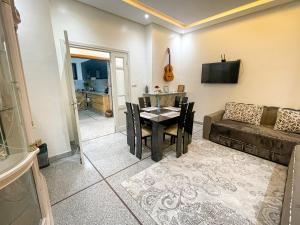 a living room with a couch and a table at Appartement la gare Rabat ville in Rabat
