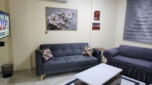 Montreal apartment Shobak near petra في Nijil: غرفة معيشة مع أريكة وطاولة
