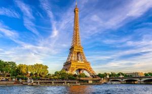 a view of the eiffel tower from the river at Nice Stay - La Noue in Villeneuve-la-Garenne