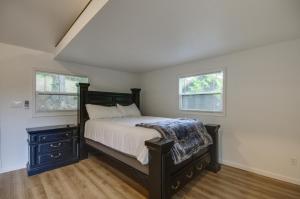 1 dormitorio con 1 cama grande y 2 ventanas en Vacation Rental Situated on Lake of the Ozarks! en Gravois Mills