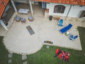 - Vistas aéreas a un patio con sillas y mesa en Casa vista para montanha Pet Friendly en Caraguatatuba