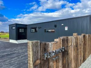 a black house with a wooden fence at FLEXWORK tawa - Vacation STAY 75198v in Teshikaga