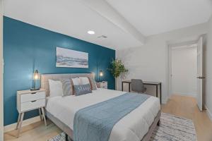 1 dormitorio con 1 cama grande y pared azul en Peaceful Phoenix Getaway - Central Location, Family-Friendly & Pool Table! en Phoenix