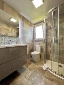 La salle de bains est pourvue d'une douche, de toilettes et d'un lavabo. dans l'établissement Hotel La Calanque, à Mandelieu-la-Napoule