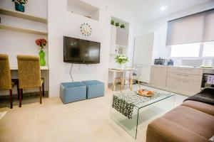 Spacious studio apartment Sliema في سليمة: غرفة معيشة مع أريكة وطاولة