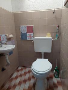 Koupelna v ubytování Стаи за нощувки в центъра на Бургас