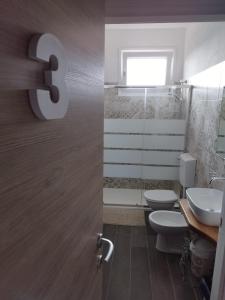 Koupelna v ubytování b&b Casa Balai 72 a 100 mt dal mare