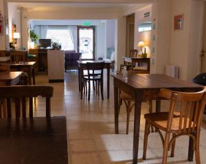 uma sala de jantar com uma mesa e algumas cadeiras em Casa Nanet Hotel em Mar del Plata