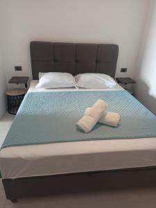 een bed met twee handdoeken bovenop bij GrannyAnny in Šibenik