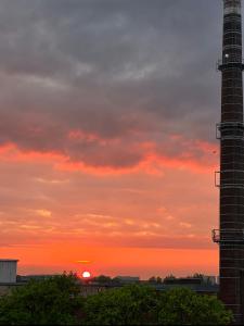 zachód słońca nad fabryką ze słońcem na niebie w obiekcie Saperówa w Poznaniu