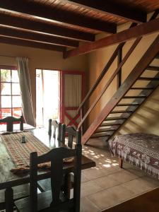 um quarto com uma escada e uma cama num quarto em LOS ALAMOS em Federación